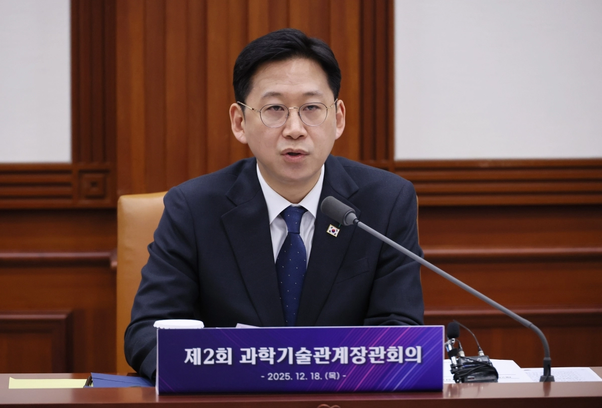 배경훈 부총리 겸 과학기술정보통신부 장관이 18일 서울 종로구 정부서울청사에서 열린 제2회 과학기술관계장관회의를 주재하고 있다. 2025.12.18 연합뉴스