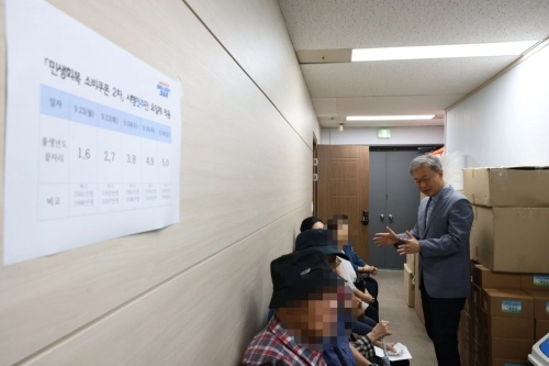 장인홍 구로구청장이 민생회복 소비쿠폰 신청 대기 중인 어르신들과 인사를 나누고 있다  구로구 제공