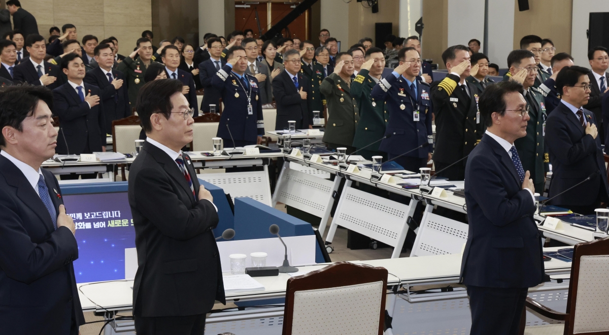 이재명 대통령이 18일 서울 용산구 국방부 청사에서 열린 국방부·국가보훈부 업무보고에서 국민의례를 하고 있다. 앞줄 왼쪽부터 강훈식 대통령실 비서실장, 이 대통령, 김민석 국무총리. 뉴시스