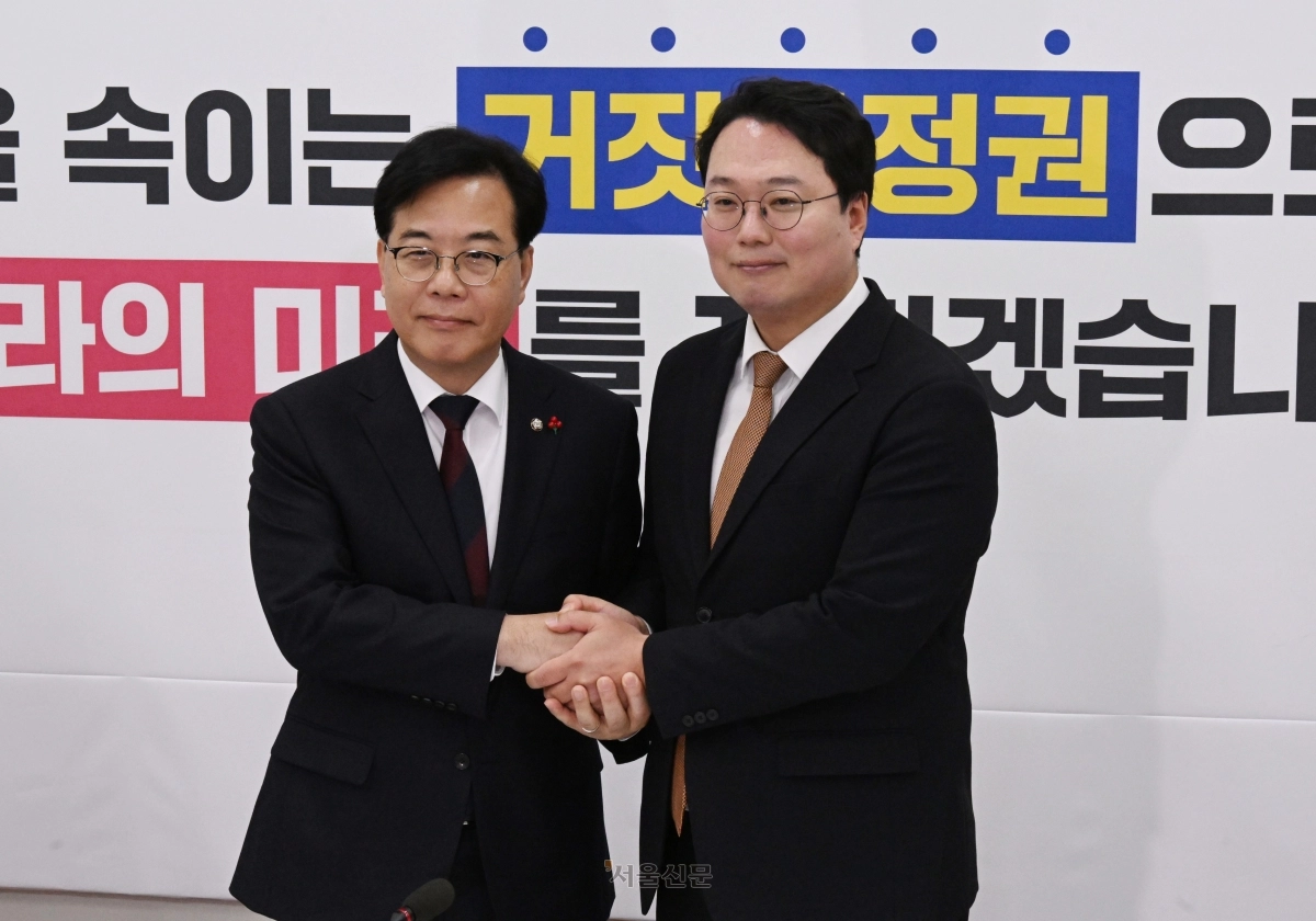 국민의힘 송언석 원내대표와 개혁신당 천하람 원내대표가 17일 서울 여의도 국회에서 ‘통일교 게이트’ 특별검사 추진을 위해 만나 악수하고 있다. 안주영 전문기자