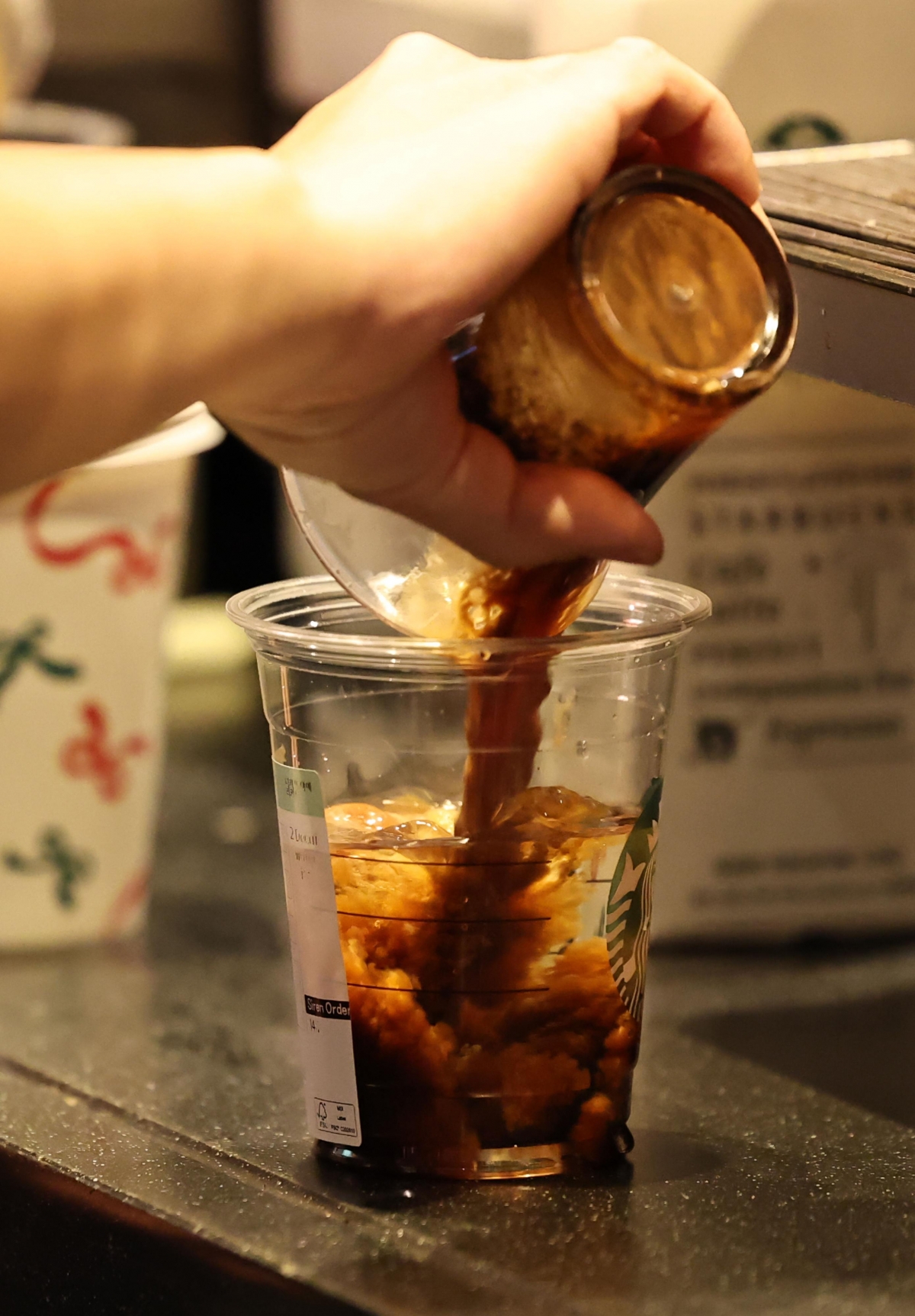 18일 서울 시내 한 카페에서 플라스틱 일회용 컵에 담긴 커피가 판매되고 있다. 정부는 플라스틱 일회용 컵 유상 판매를 의무화하는 방안을 담은 대책을 오는 23일 발표할 예정이다. 연합뉴스