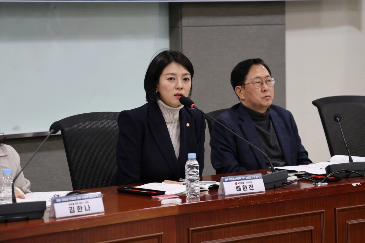 배현진(왼쪽) 국민의힘 의원이 18일 국회 의원회관에서 열린 ‘전후 지연성 PTSD에 대한 이해와 보훈정책’ 세미나에서 개회사를 하고 있다. 오른쪽은 유용원 국민의힘 의원. 배현진 의원실 제공