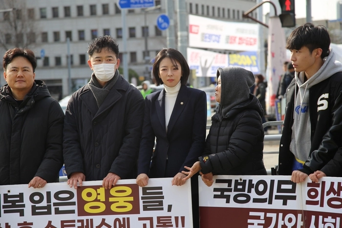배현진 국민의힘 의원이 지난 2일 고 한상국 상사의 아내 김한나씨가 주도하는 ‘군인 재해보상법 개정안’ 통과 촉구 시위에 동참한 모습. 배현진 의원실 제공