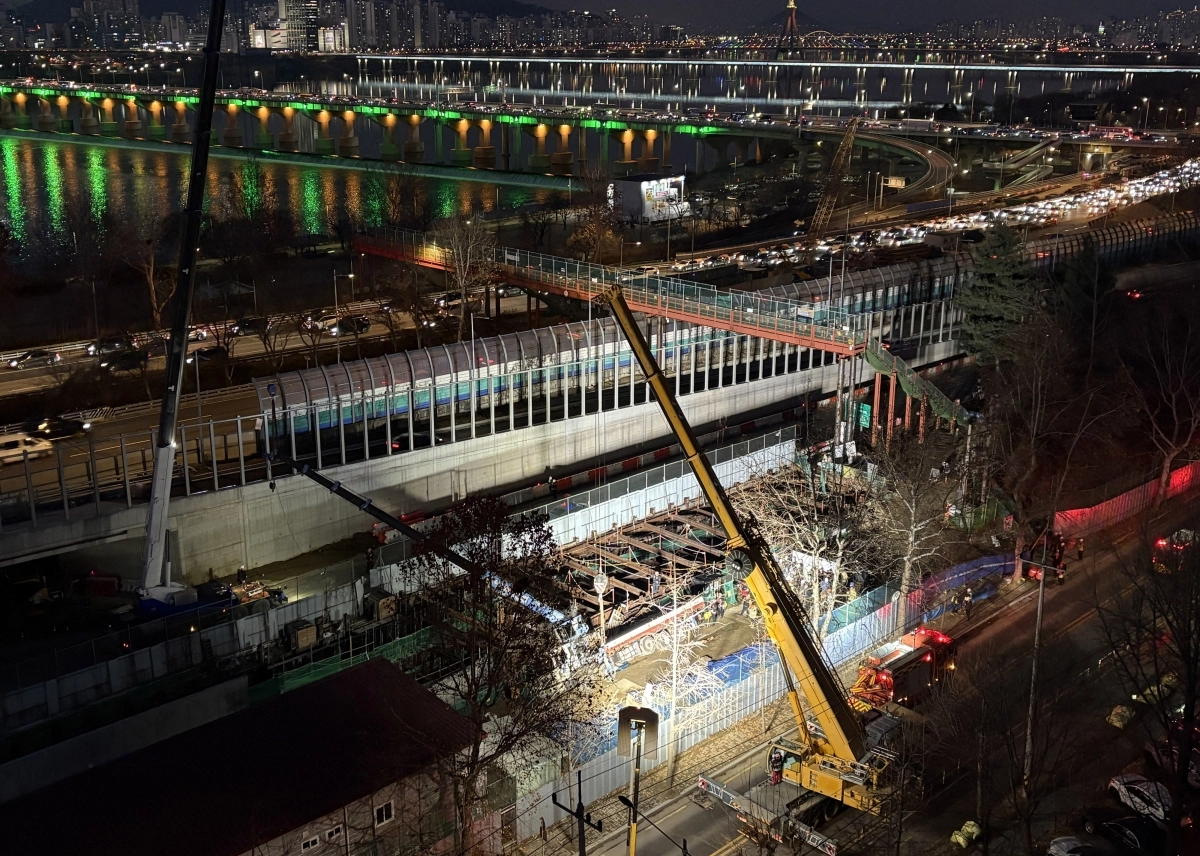 18일 오후 3시 19분쯤 서울 송파구 잠실동 인근 공사장에서 크레인이 전복되는 사고가 발생했다. 이 사고로 작업하던 노동자 1명이 매몰됐다. 소방 당국은 인력 42명과 크레인 등 장비 11대를 투입해 구조 작업을 벌였으나 매몰자는 사고 발생 2시간 30여분 만인 오후 5시 56분쯤 끝내 숨진 채 발견됐다. 2025.12.18 뉴시스