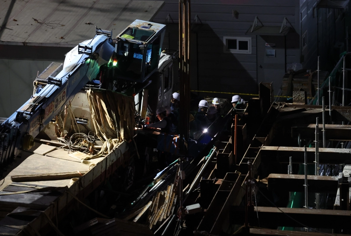 18일 오후 3시 19분쯤 서울 송파구 잠실동 인근 공사장에서 크레인이 전복되는 사고가 발생했다. 이 사고로 작업하던 노동자 1명이 매몰됐다. 소방 당국은 인력 42명과 크레인 등 장비 11대를 투입해 구조 작업을 벌였으나 매몰자는 사고 발생 2시간 30여분 만인 오후 5시 56분쯤 끝내 숨진 채 발견됐다. 2025.12.18 뉴시스