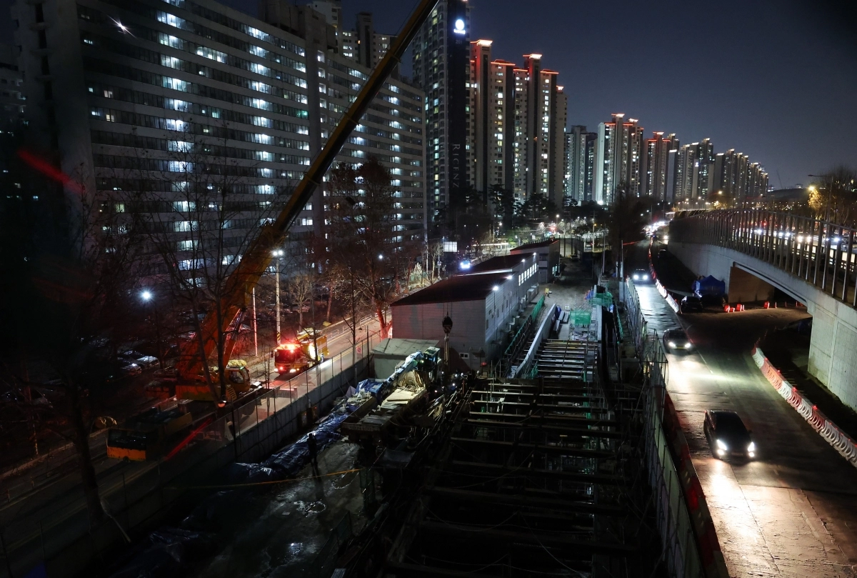 18일 오후 3시 19분쯤 서울 송파구 잠실동 인근 공사장에서 크레인이 전복되는 사고가 발생했다. 이 사고로 작업하던 노동자 1명이 매몰됐다. 소방 당국은 인력 42명과 크레인 등 장비 11대를 투입해 구조 작업을 벌였으나 매몰자는 사고 발생 2시간 30여분 만인 오후 5시 56분쯤 끝내 숨진 채 발견됐다. 2025.12.18 뉴시스