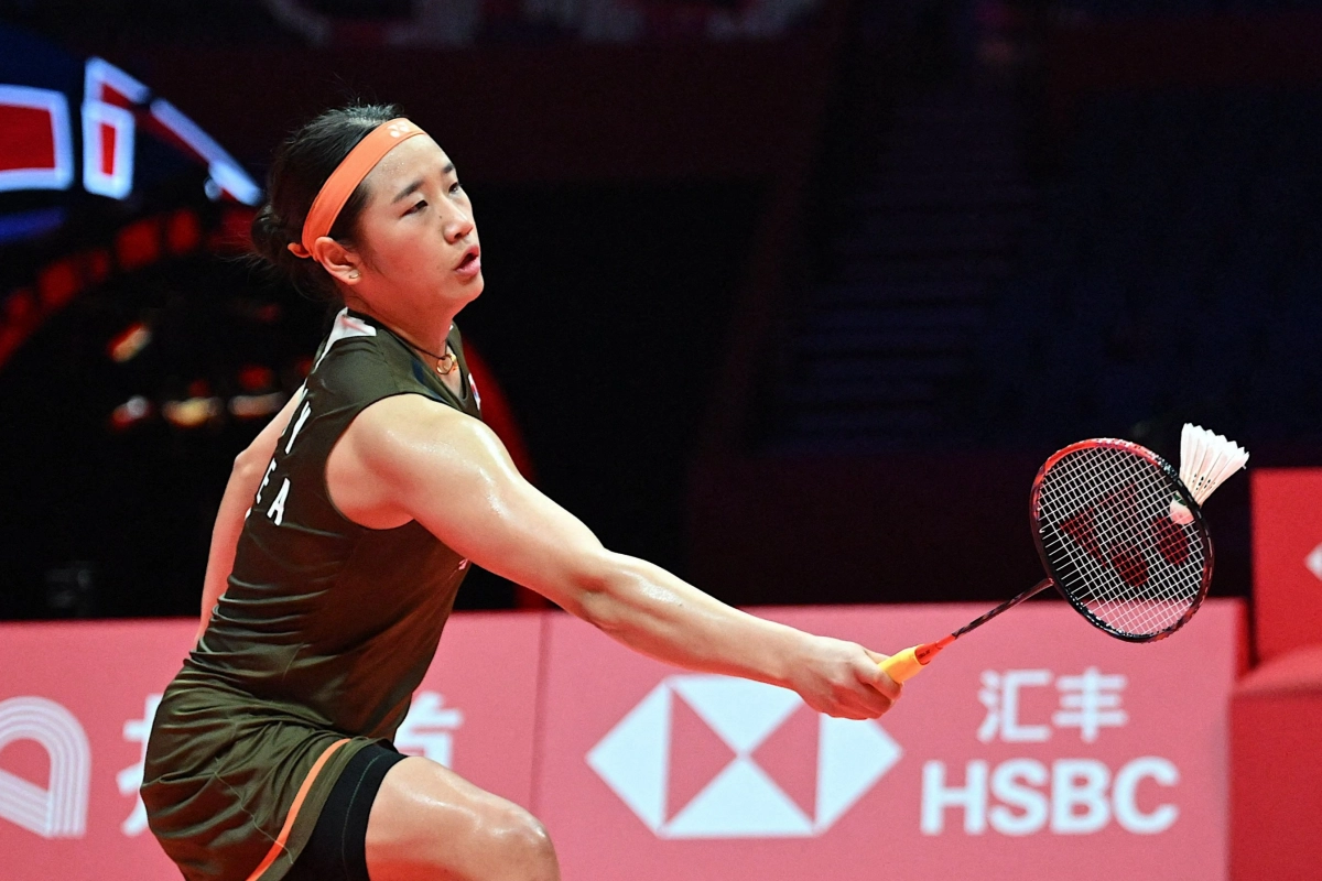 안세영이 18일 중국 항저우의 올림픽스포츠센터에서 열린 세계배드민턴연맹(BWF) 월드투어 파이널스 2025 여자 단식 조별리그 A조 2차전에서 일본의 미야자키 도모카의 공격을 받아내고 있다. 2025.12.18 항저우 AFP 연합뉴스