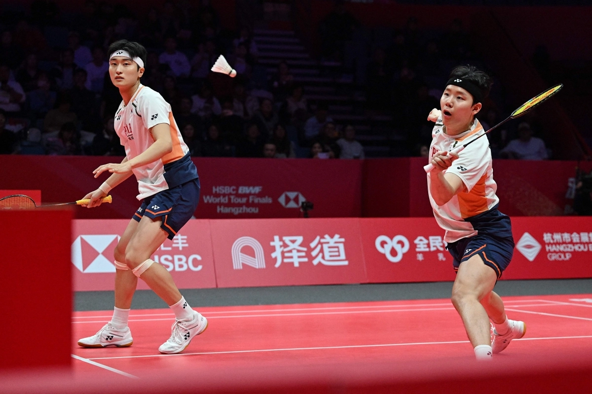 남자 복식 김원호-서승재 조가 18일 중국 항저우의 올림픽스포츠센터에서 열린 세계배드민턴연맹(BWF) 월드투어 파이널스 2025 남자 복식 조별리그 A조에서 인도네시아 팀을 상대하고 있다. 2025.12.18 항저우 AFP 연합뉴스