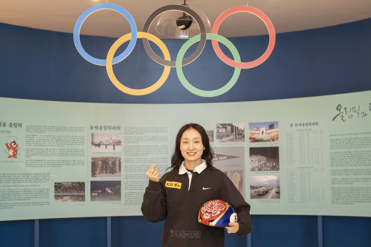 쇼트트랙 대표팀 주장 최민정이 17일 충북 진천선수촌에서 손가락으로 하트를 만들며 기념사진을 찍고 있다. 진천 류재민 기자