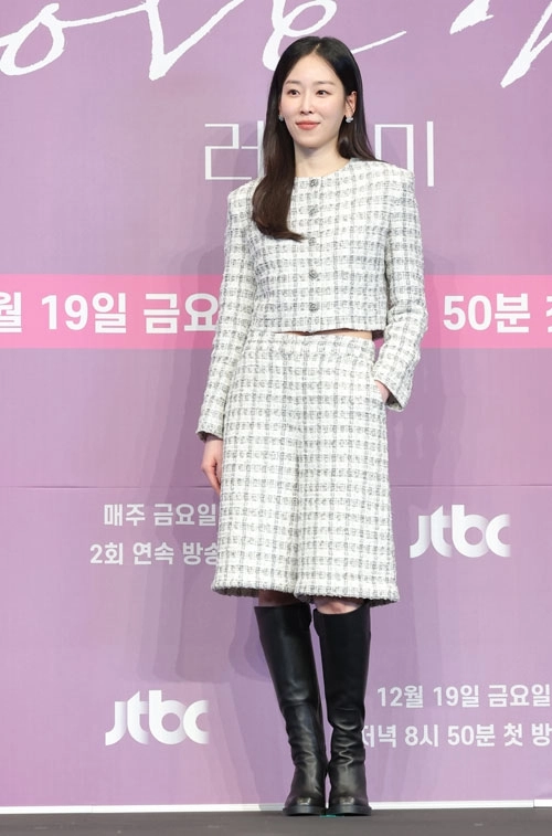배우 서현진이 18일 서울 구로구 더 링크 서울 트리뷰트 포트폴리오 호텔에서 열린 JTBC 새 금요시리즈 ‘러브 미’ 제작발표회에 참석해 포즈를 취하고 있다.<br>‘러브 미’(극본 박은영·박희권)는 내 인생만 애틋했던, 조금은 이기적이라 어쩌면 더 평범한 가족이 각자의 사랑을 시작하며 성장하는 이야기를 그린 작품이다. 2025.12.18<br>뉴스1
