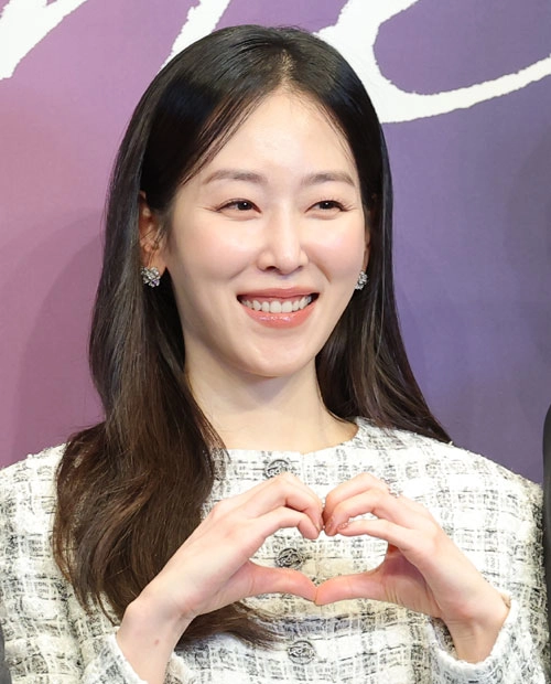 배우 서현진이 18일 서울 구로구 더 링크 서울 트리뷰트 포트폴리오 호텔에서 열린 JTBC 새 금요시리즈 ‘러브 미’ 제작발표회에 참석해 포즈를 취하고 있다.<br>‘러브 미’(극본 박은영·박희권)는 내 인생만 애틋했던, 조금은 이기적이라 어쩌면 더 평범한 가족이 각자의 사랑을 시작하며 성장하는 이야기를 그린 작품이다. 2025.12.18<br>뉴스1
