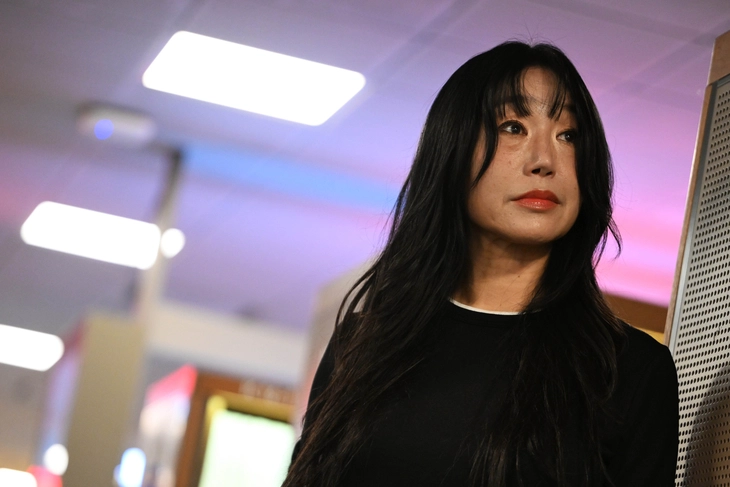 지난 17일 서울 종로구 교보문고에서 만난 김이듬 시인은 “사랑받길 기대하지 않고 사랑하는 경지에 이르고 싶다”고 말했다. 홍윤기 기자