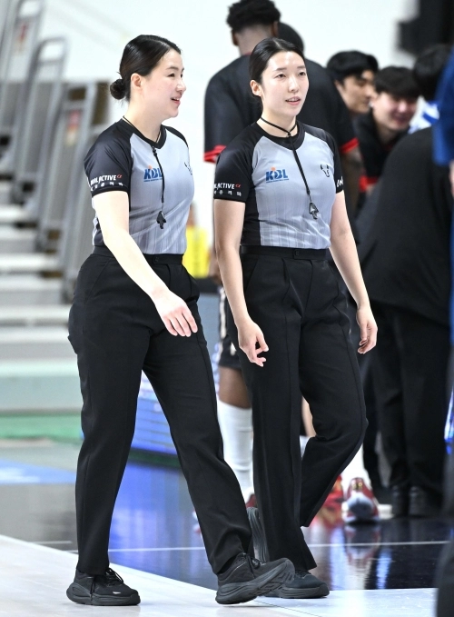 이지연(왼쪽) 심판과 김수연(오른쪽) 심판이 17일 울산동천체육관에서 열린 2025~26 프로농구 울산 현대모비스와 안양 정관장의 경기에서 이야기를 나누고 있다. KBL 제공