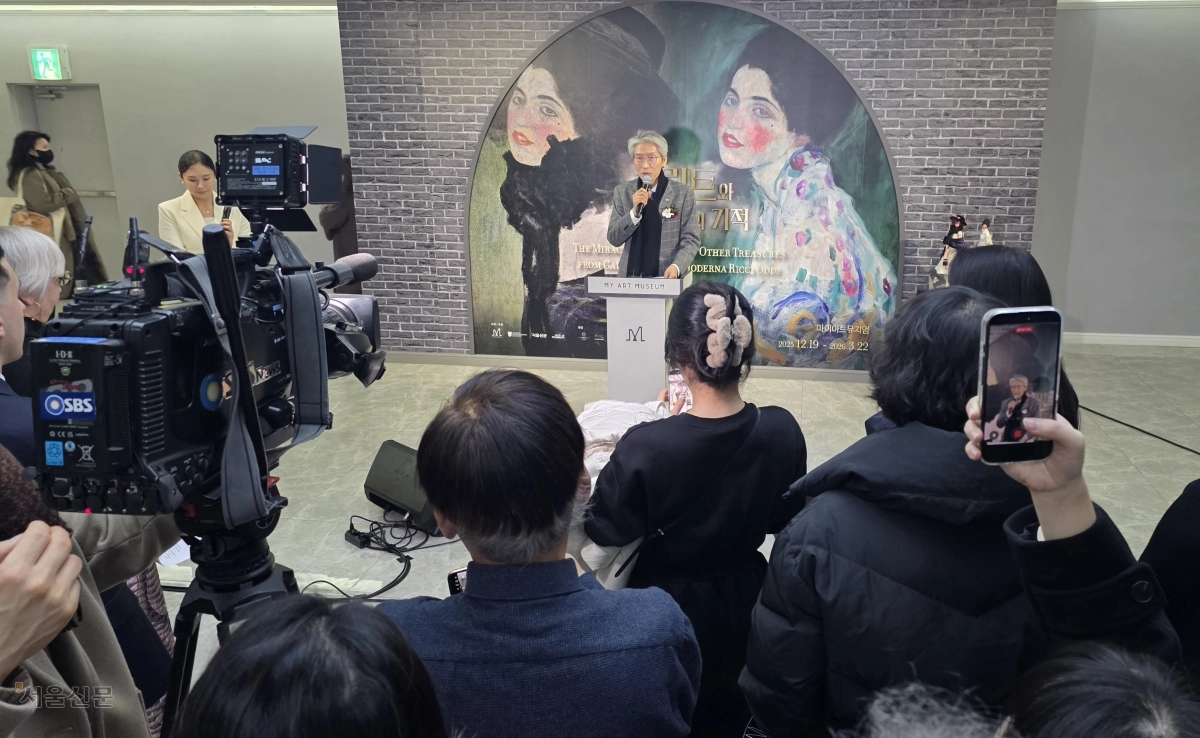18일 서울 강남구 마이아트뮤지엄에서 열린 ‘클림트와 리치오디의 기적’ 전시 오프닝 행사에서 이태근 관장이 인사말을 하고 있다. 이 관장은 “‘여인의 초상’은 예술이 지닌 회복성과 서사를 다시금 깊이 느끼게 한다”고 말했다. 안주영 전문기자