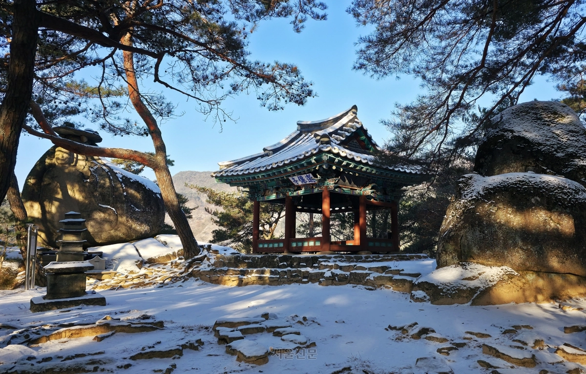 마애불이 인상적인 요선정. 정자 아래로 지질 명소인 요선암 돌개구멍이 있다.