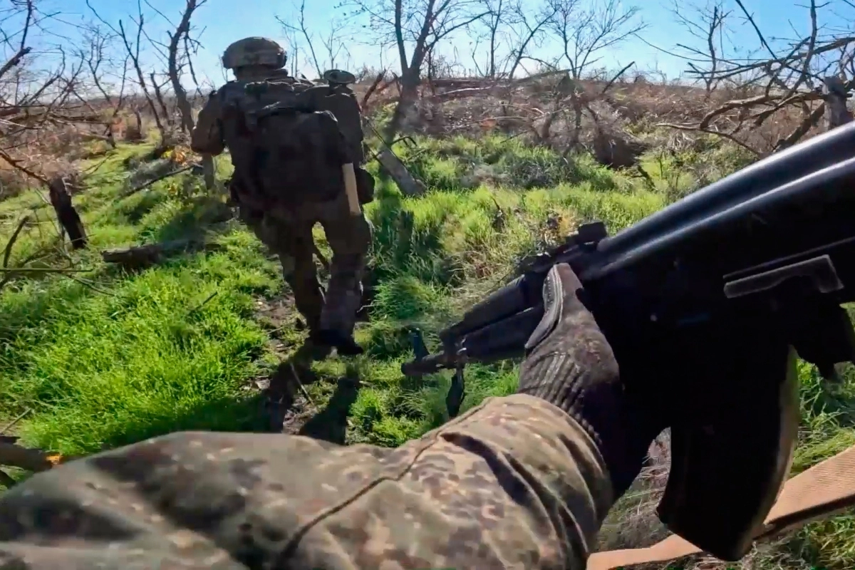 우크라 진지 향해 전진하는 러시아 병사들