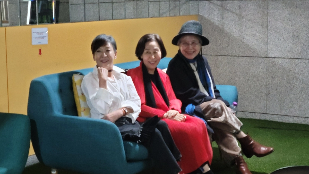 연극 ‘햄릿’에서 단역이지만, 극의 서막과 끝을 장식하는 역할을 맡은 배우 윤석화(왼쪽부터), 손숙, 박정자가 연극에 대한 이야기를 나누다 환하게 웃고 있다. 2022.06.30 서울신문 DB