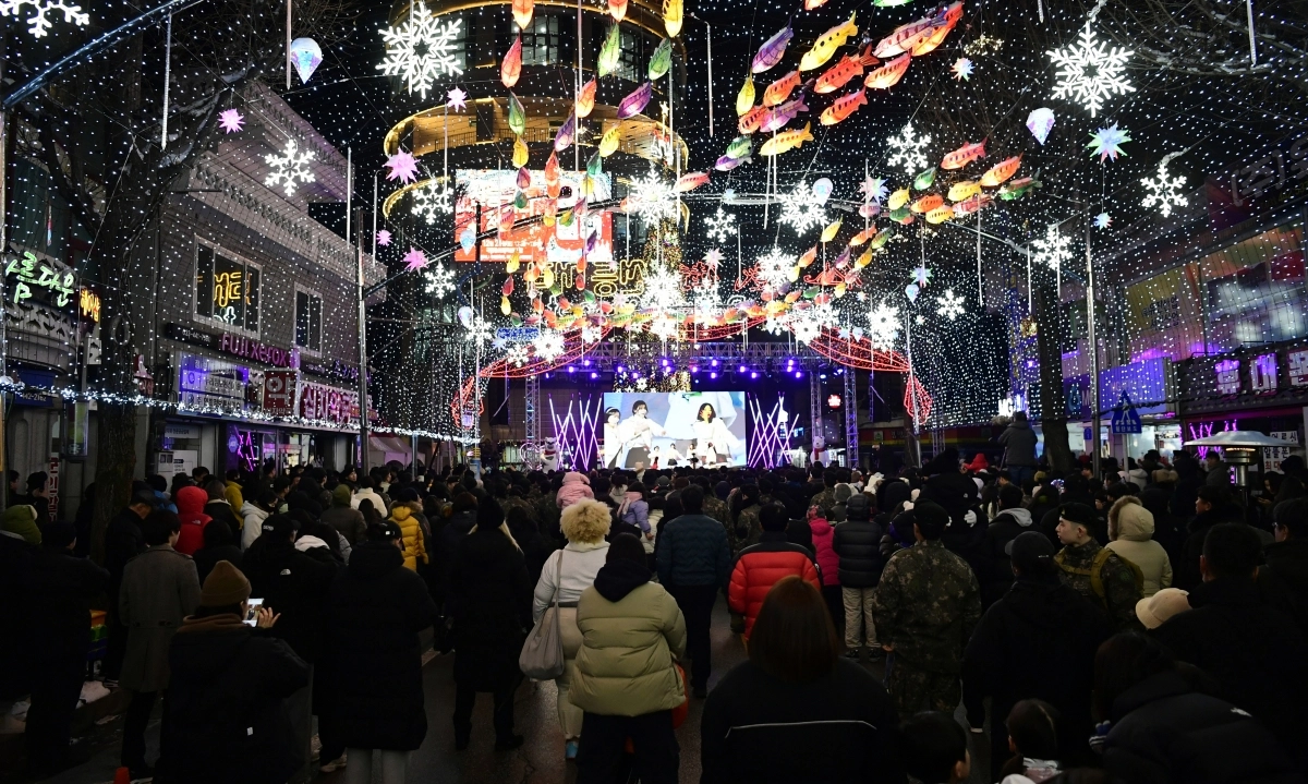 강원 화천 중앙로 선등거리가 20일 개장한다. 사진은 지난해 선등거리 점등식 모습. 화천군 제공