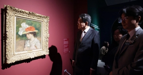 오승록 서울 노원구청장이 18일 노원문화예술회관 노원아트뮤지엄에서 열린 ‘인상파, 찬란한 순간들: 모네, 르누아르, 반 고흐 그리고 세잔’ 전시 개막식 행사에 참석해 작품을 감상하고 있다.  노원구 제공