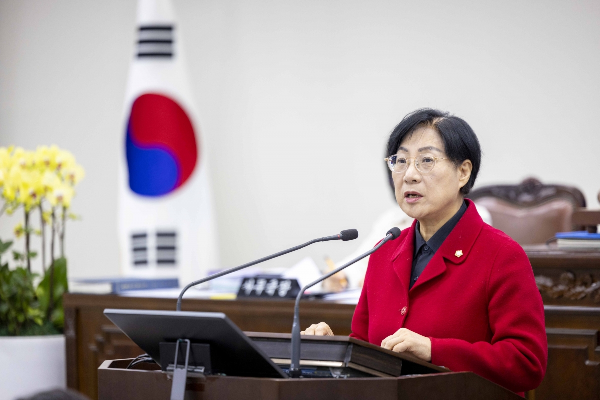 윤성자 강북구의원이 본회의장에서  ‘강북구 체육시설 운영 및 사용료 징수에 관한 조례 일부개정조례안’에 대해 설명하고 있다.  사진: 강북구의회 제공.