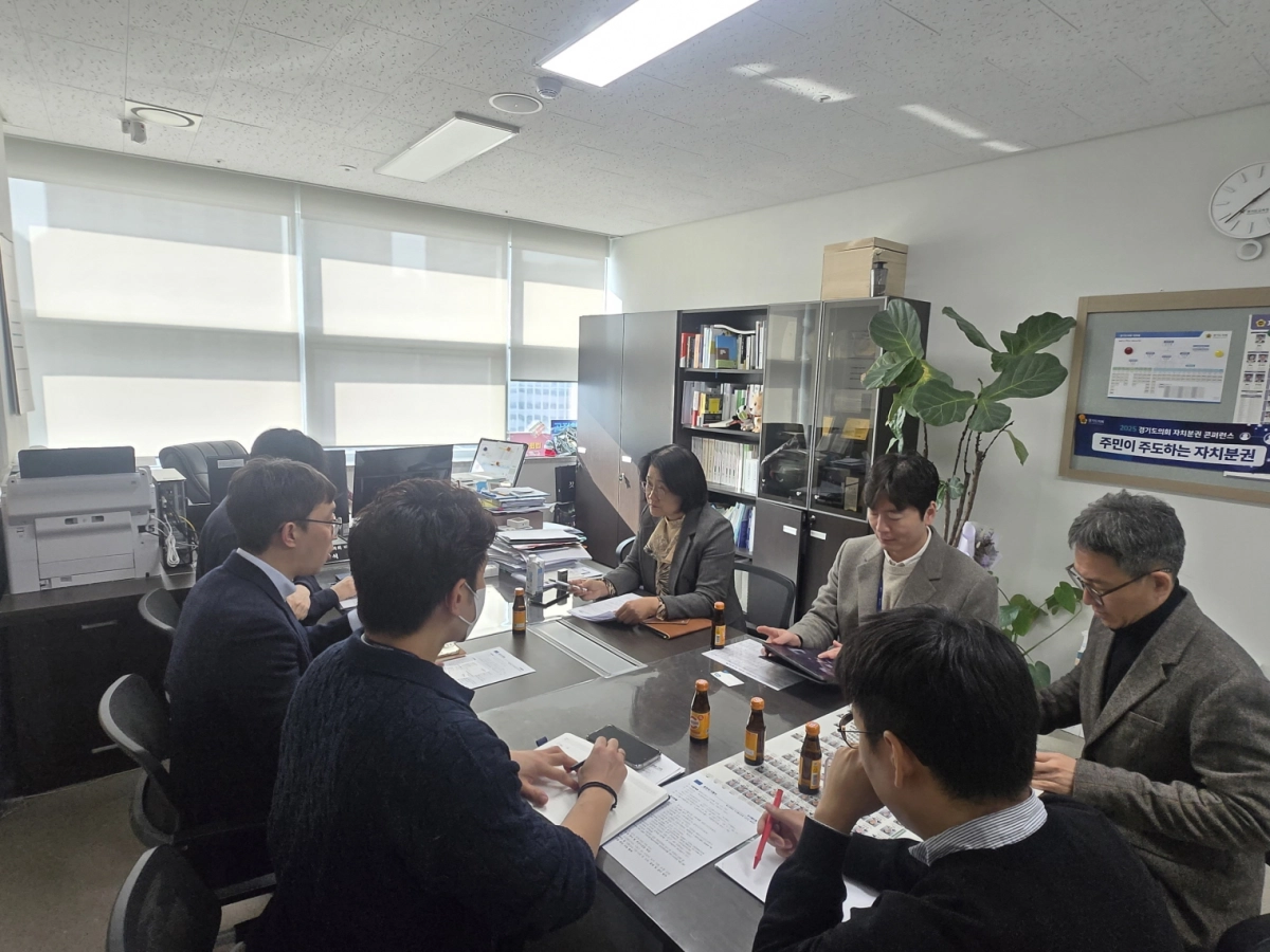 신미숙 의원이 17일 의원실에서 경기도 철도항만물류국 및 화성시 관계자들에게 동탄 도시철도(트램) 사업의 원활한 추진을 위한 적극적인 역할을 당부하고 있다. (사진=경기도의회)