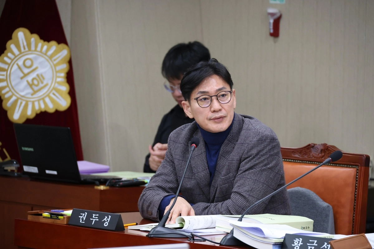 권두성 용산구의회 국민의힘 대표의원이 ‘서울특별시 용산구의회 의원과 공무원 등의 갑질 행위 근절 및 피해자 보호에 관한 조례안’에 대해 설명하고 있다. 사진: 용산구의회 제공.