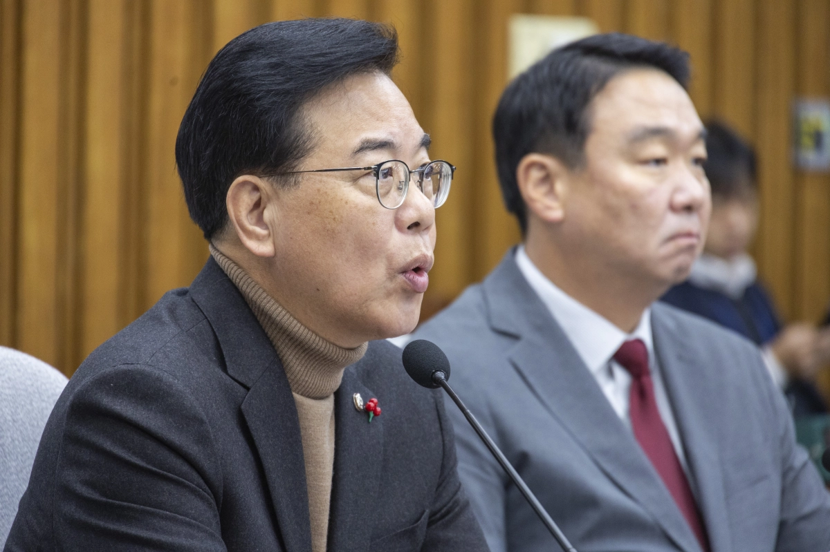 국민의힘 송언석 원내대표가 19일 국회에서 열린 원내대책회의에서 대법원의 전담재판부 추진과 민주당의 내란특별전담재판부법 강행에 관련한 발언을 하고 있다. 연합뉴스