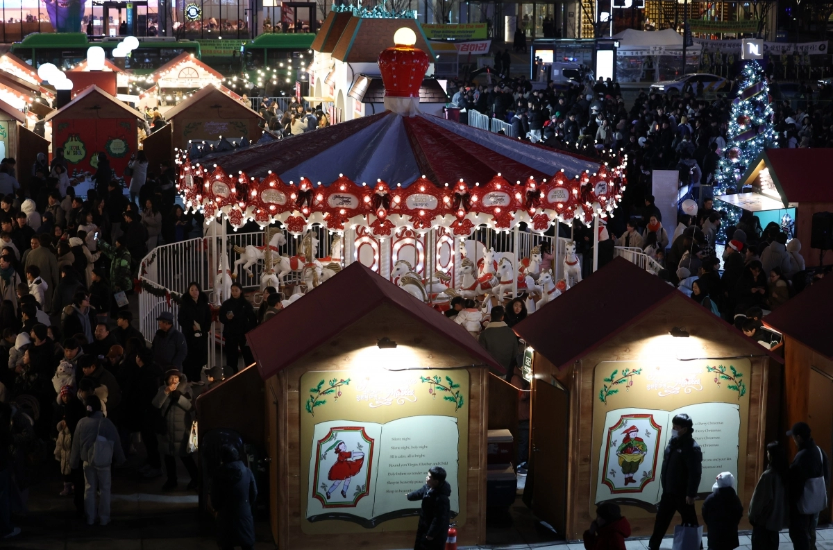 지난 14일 서울 종로구 광화문광장에서 열린 광화문 마켓이 시민들로 붐비고 있다.  뉴시스