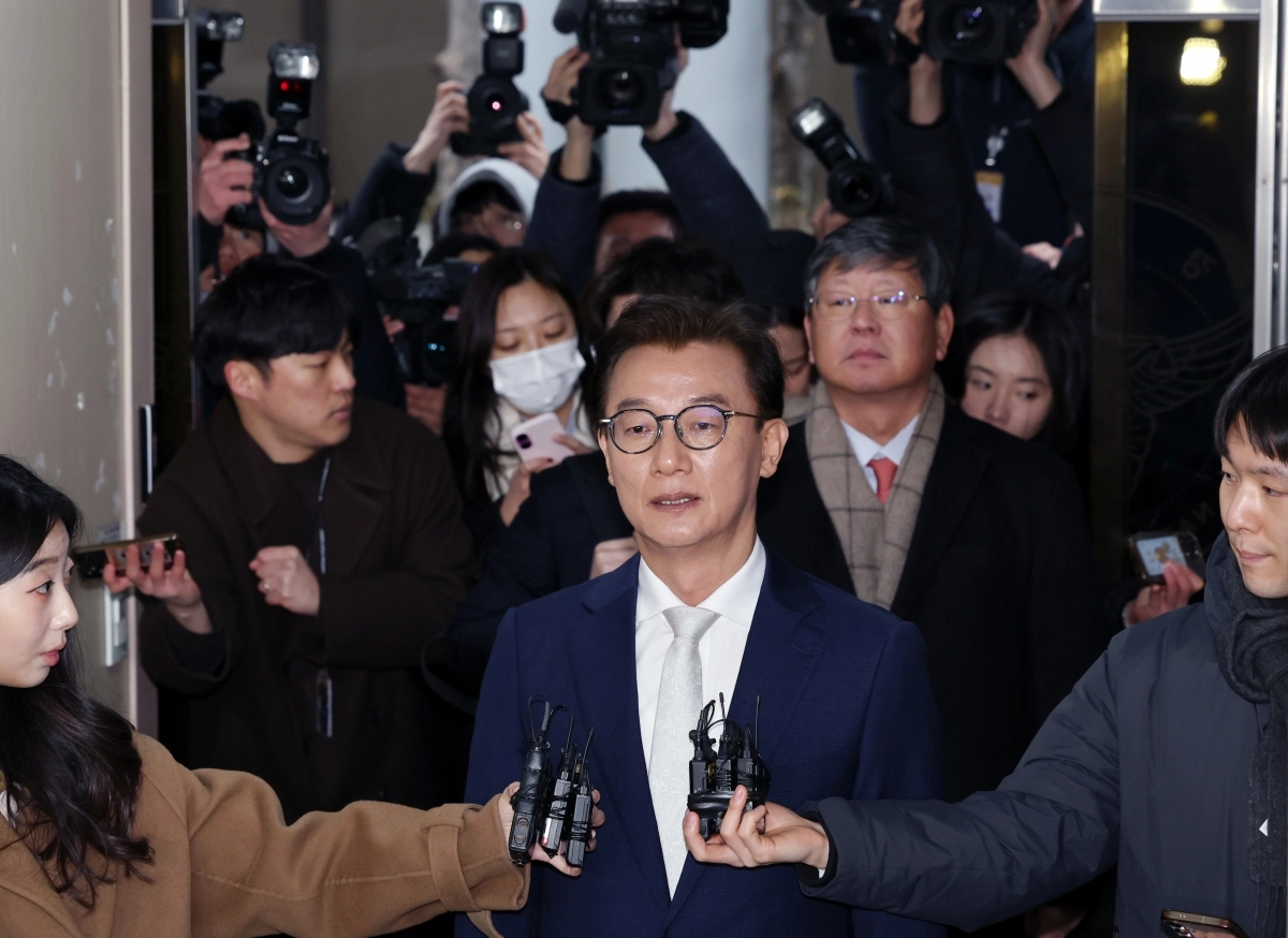 전재수 전 해양수산부 장관이 19일 통일교 측으로부터 현금 등을 받은 혐의로 서울 서대문구 경찰청에 피의자 신분으로 출석하고 있다. 사진공동취재단