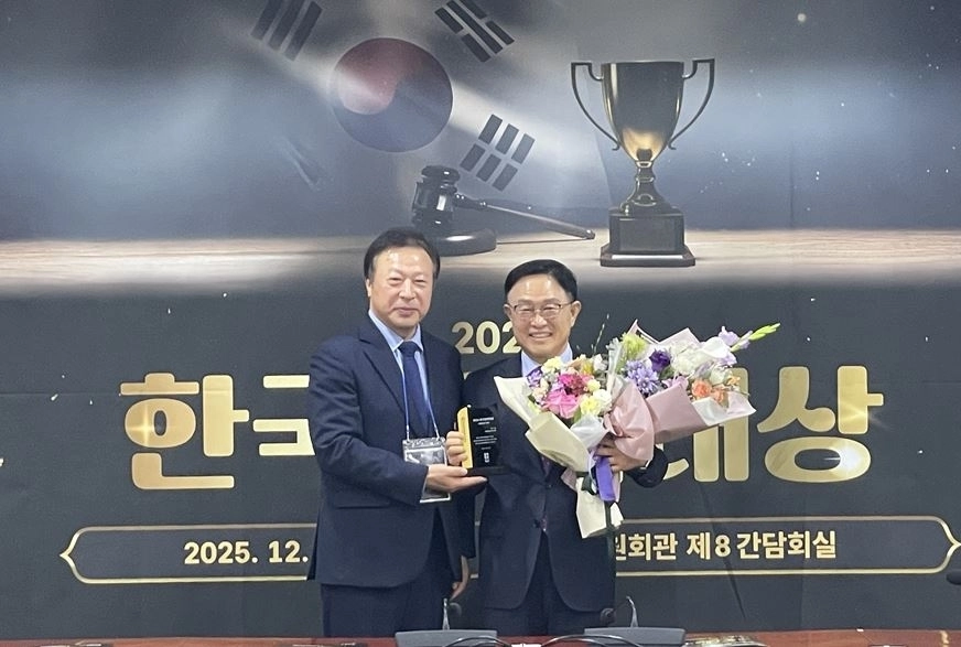 ‘2025 한국정책대상’을 수상한 최기찬 의원(오른쪽)