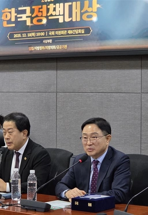 수상소감을 발표하는 최기찬 의원