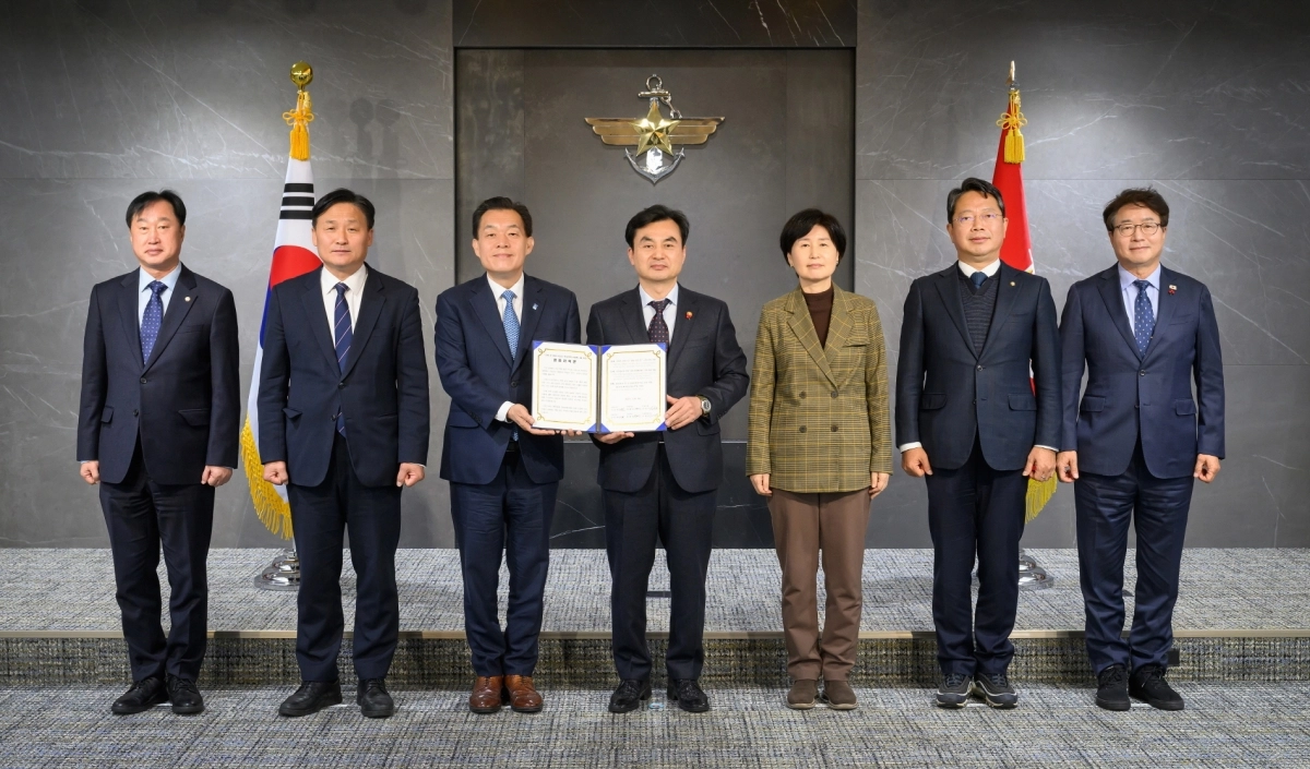 이재준 수원시장(왼쪽 세 번째)과 수원 지역 국회의원 5명이 12월 8일 안규백 국방부 장관(왼쪽 4번째)에게 ‘수원 군 공항 이전의 국가전략 사업화를 위한 공동 건의문’을 전달한 후 기념 촬영을 하고 있다. (국방부 제공)