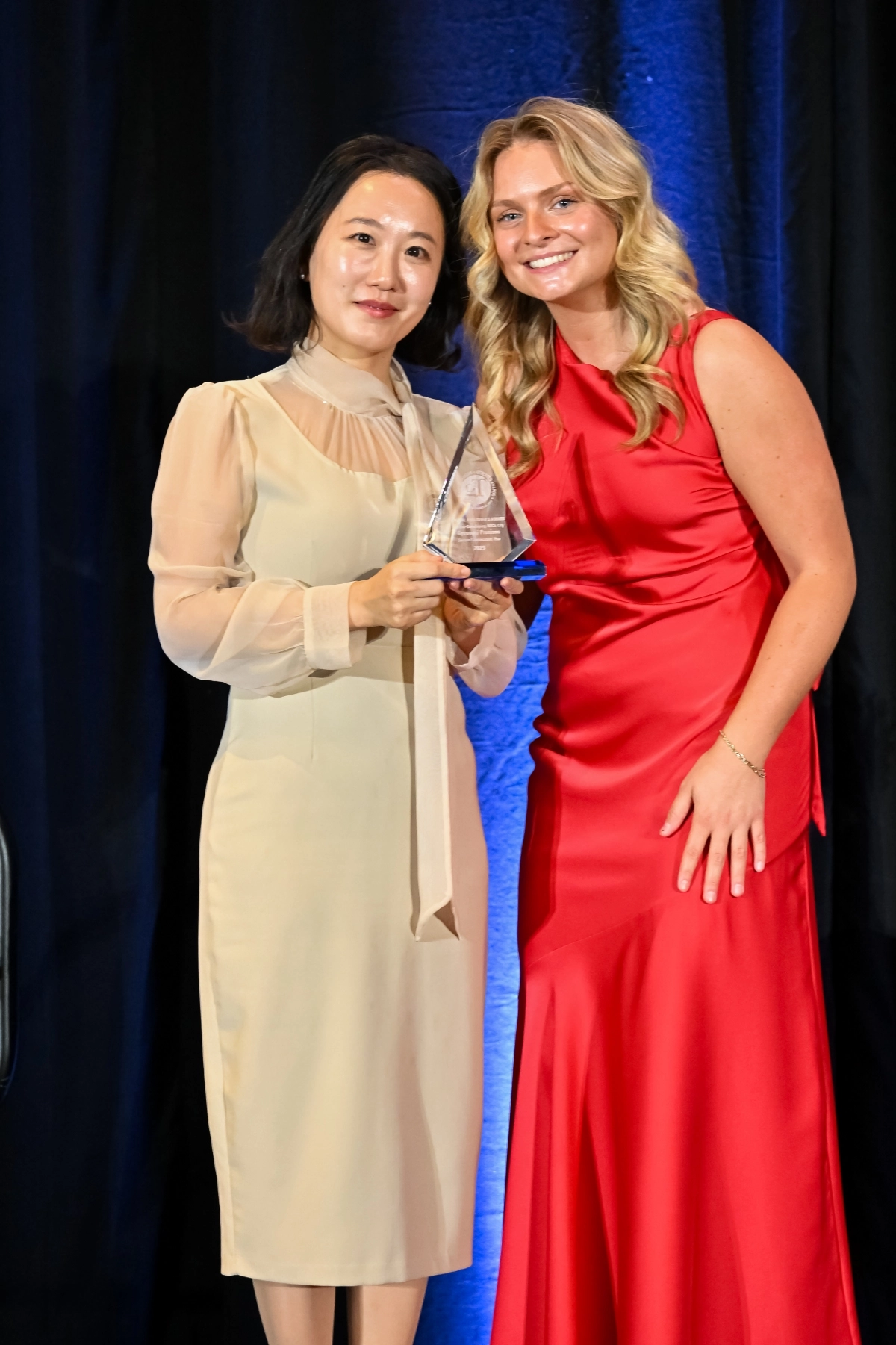 251219 글로벌 트래블러 테스티드 어워즈 수상 사진(왼쪽부터 경기관광공사 글로벌마케팅팀 이아란 과장, Megan Gragg 글로벌 트레블러 Account Executive(영업 담당)). 경기관광공사 제공