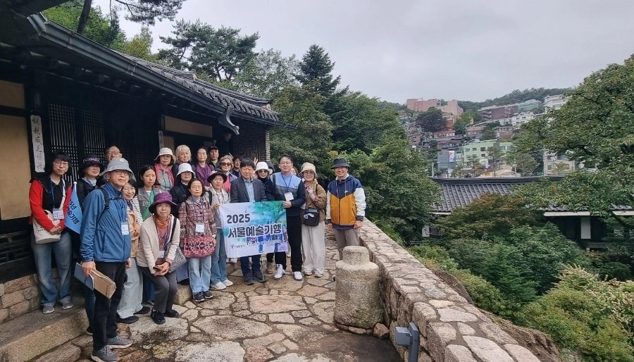 지난 10월 18일 열린 서울도시문화연구원의 ‘서울예술기행’에서 방민호 서울대 국문과 교수와 참가자들이 대원군 별장 석파랑에서 기념사진을 찍고 있다.