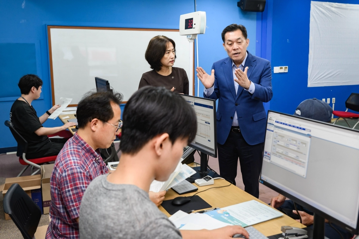 이재준 수원시장이 민생회복 소비쿠폰 신청 첫날인 7월 21일 인계동 행정복지센터를 찾아 민원안내 창구를 점검하고 담당 직원들을 격려하고 있다. (수원시 제공)