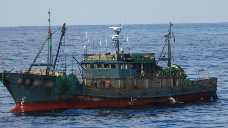 18일 해양경찰이 배에 오르지 못하도록 쇠창살을 두르고 대한민국 배타적경제수역에서 불법 조업한 중국어선 2척이 나포됐다. (목포해경 제공)