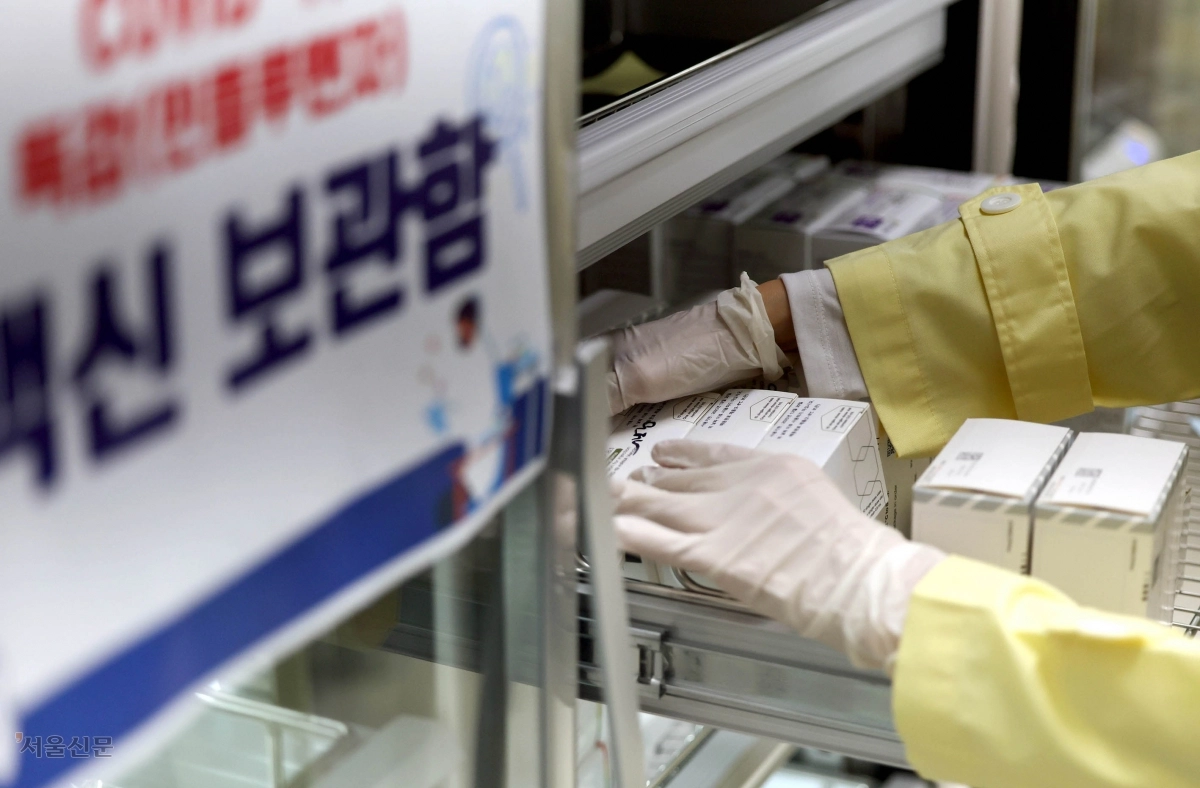 지난 10월 29일 광주 북구보건소 접종실에서 직원이 코로나19백신과 독감(인플루엔자) 백신 수량을 확인하고 있다. 광주 북구 제공