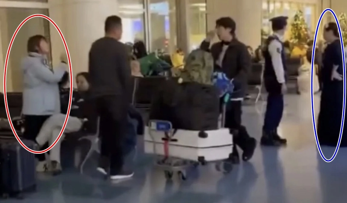 일본 도쿄 하네다공항에서 중국인으로 추정되는 한 여성(빨간색 원)이 대만인으로 추정되는 여성(파란색 원)을 향해 삿대질하며 “대만은 중국이야”라며 소리치고 있다. 자료 : 엑스