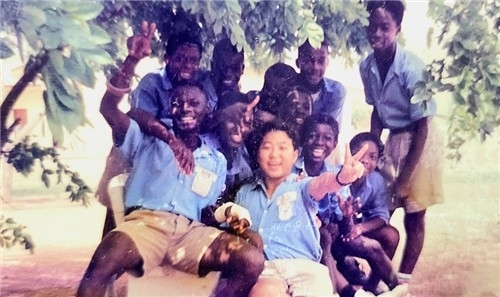 가나 중학교에서 친구들과 함께 어울리는 중학생 시절 최고조. 최고조 주한 가나대사 제공