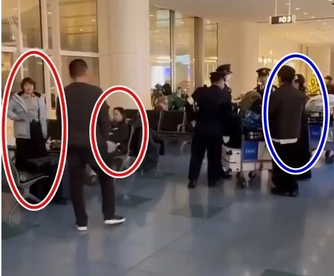 일본 도쿄 하네다공항에서 중국인으로 추정되는 여성(빨간색 원) 2명이 대만인으로 추정되는 여성(파란색 원)을 향해 욕설했다. 자료 : 엑스