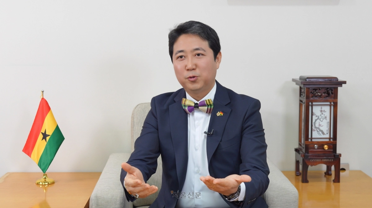 최고조 주한 가나대사는 17일 서울 용산구 주한 가나대사관에서 가진 인터뷰에서 “한국과 가나 정상이 만나 문화 교류, 사업 발전 노하우 공유, 광물 개발 협력을 논의한다면 자연스럽게 동반자 관계로 발전하지 않을까 생각한다”고 강조했다. 김지현 인턴기자
