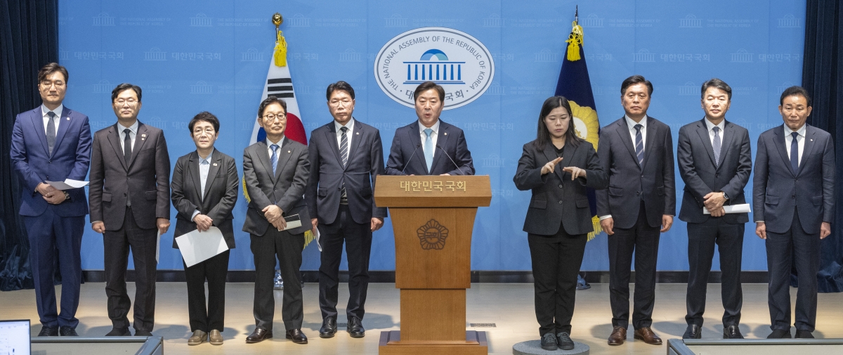 대전·충남에 지역구를 둔 더불어민주당 의원들이 19일 국회 소통관에서  대전·충남 통합 관련 기자회견을 하고 있다.  (왼쪽부터) 장철민, 이정문, 박정현, 박범계, 이재관, 황명선, 조승래, 문진석, 박용갑 의원. 2025.12.19. 연합뉴스