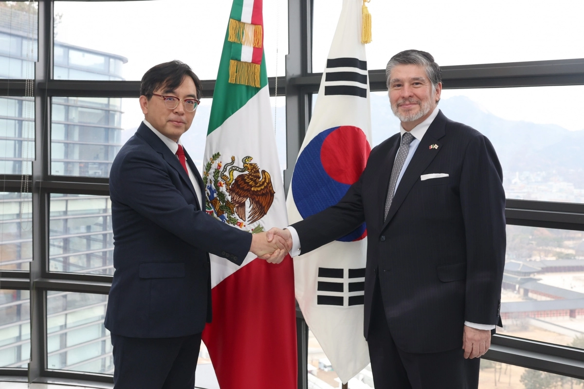 박정성(왼쪽) 산업통상부 통상차관보가 카를로스 페냐피엘 소토 주한멕시코대사와 만나 악수를 하고 있다. 산업통상부 제공