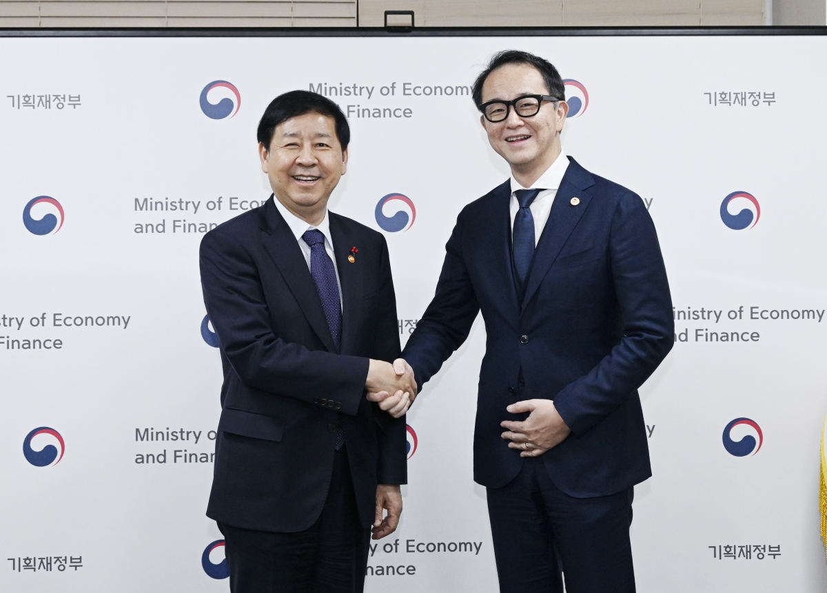 구윤철(왼쪽) 부총리 겸 기획재정부 장관이 야수토 와타나베 AMRO 소장과 악수를 하고 있다. 기획재정부 제공