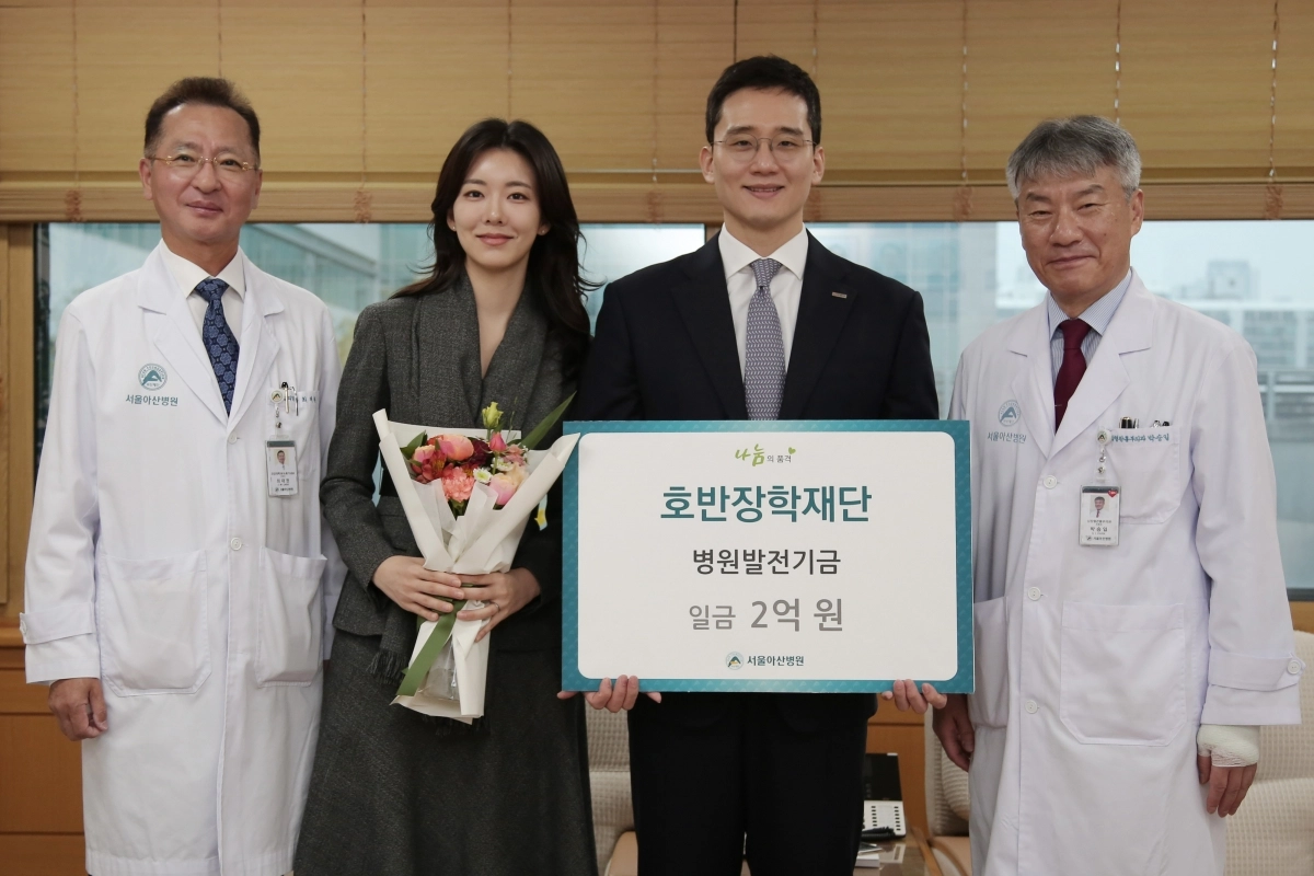 호반그룹 호반장학재단이 서울아산병원에 후원금 2억원을 전달했다. 왼쪽 두번째부터 김민형 호반그룹 커뮤니케이션실 상무, 김대헌 호반그룹 기획총괄사장, 박승일 서울아산병원 병원장. 호반그룹 제공