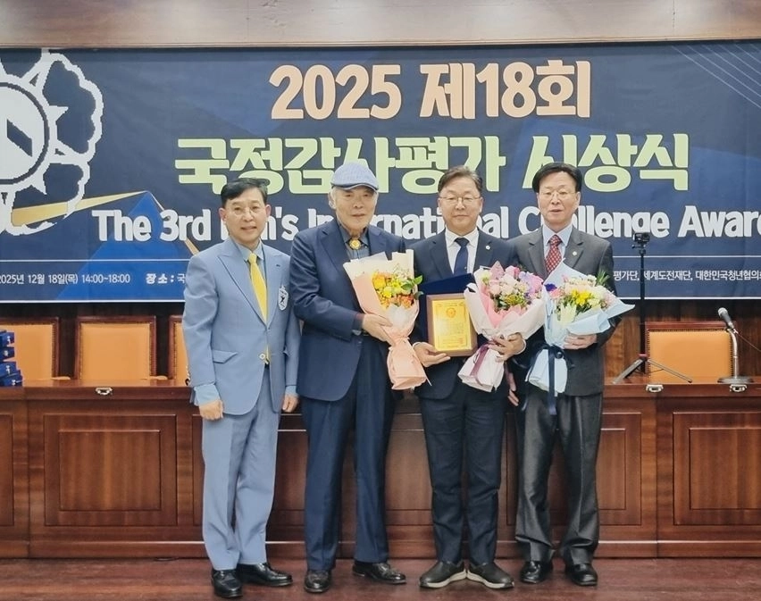 지난 18일 ‘2025 제18회 국정감사평가 시상식’에서 광역자치단체 의회활동 대상을 받은 이용균 의원(오른쪽에서 두 번째)