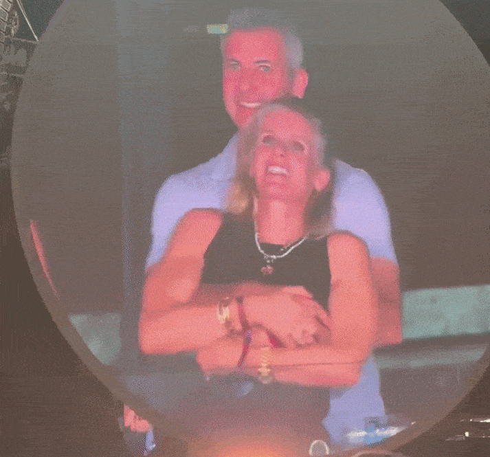 미국 IT기업 아스트로노머 최고경영자(CEO) 앤디 바이런이 직원과 포옹하는 장면이 콜드플레이의 미국 공연에서 포착돼 논란이다. 틱톡 캡처