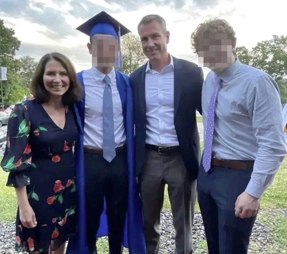 앤디 바이런과 아내 메건이 불륜 의혹 후에도 메인주 케네벙크 해변에서 반지를 낀 채 피크닉을 즐기는 모습이 포착됐다. 메건 페이스북 캡처