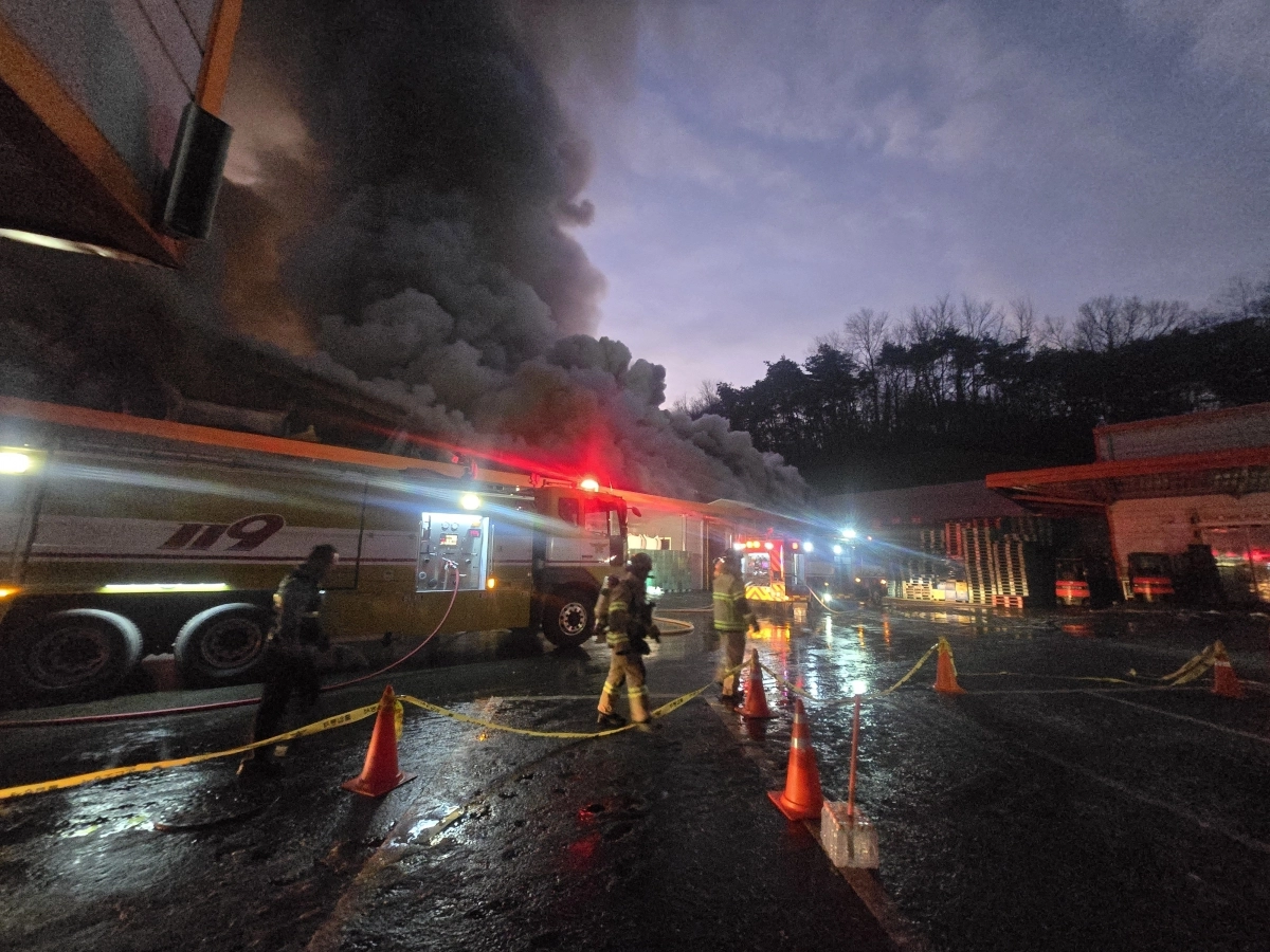 19일 충북 보은군 보은읍의 한 김치 제조 공장에서 불이 났다. 2025.12.19 뉴시스