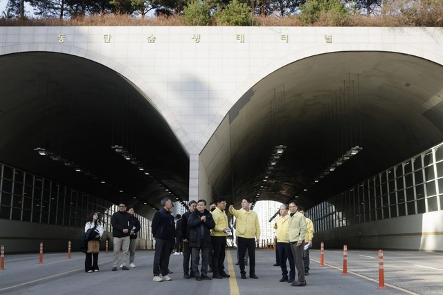 정명근 경기 화성시장이 지난 2일 화성시 목동 동탄숲 생태터널 벽체 균열 현장을 찾아 직원들과 위험 요인을 살펴보고 있다. (화성시청 제공)